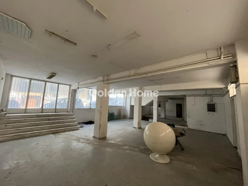 Toad - Commercial Space with Loft Potential in Piraeus
