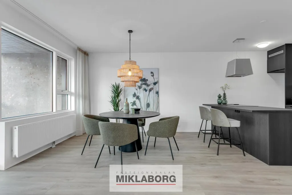 Sala da pranzo - Modern Apartment with Balcony in Hafnarfjörður