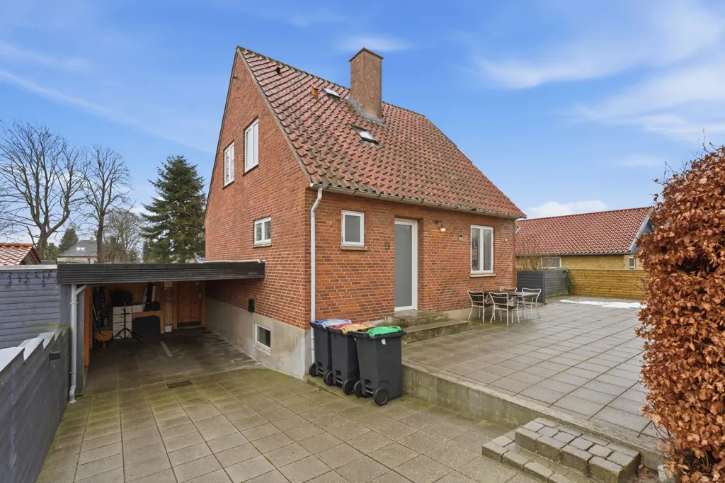 Välivaade - 1954 Brick Villa with Garden in Haderslev