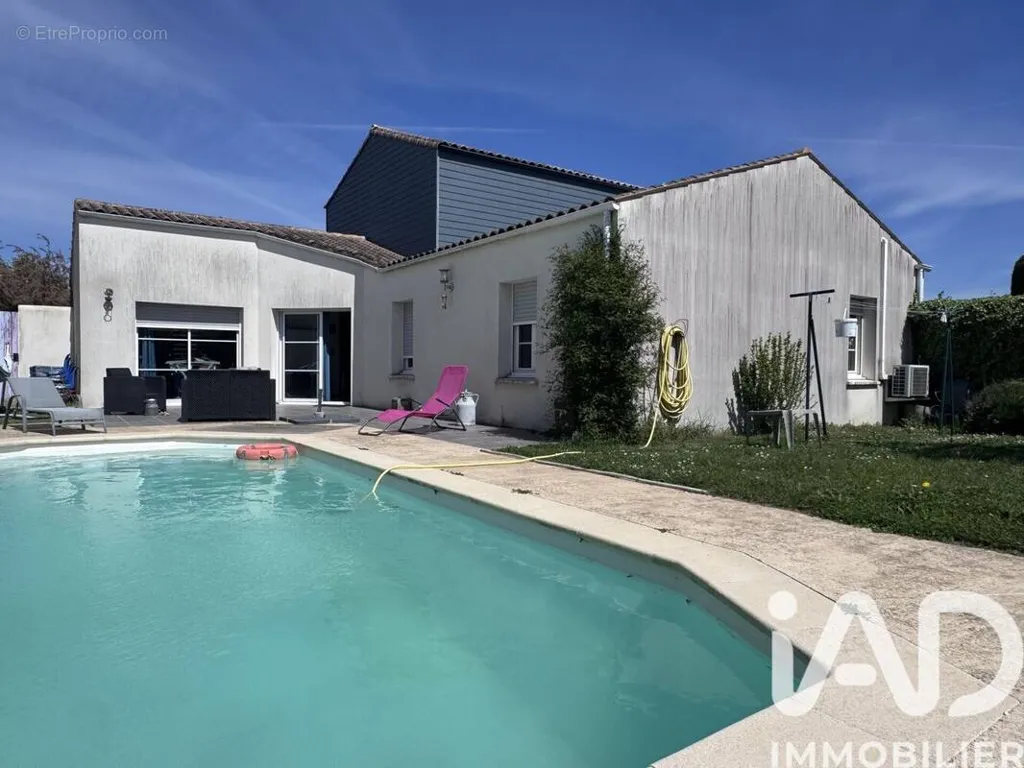 Piscine - Maison 6 pièces à Aigrefeuille-D'aunis