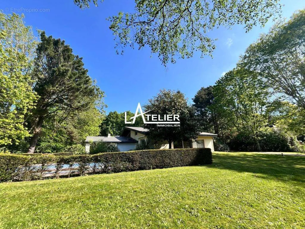 Aed - Spacious Property with Pool in Sautron
