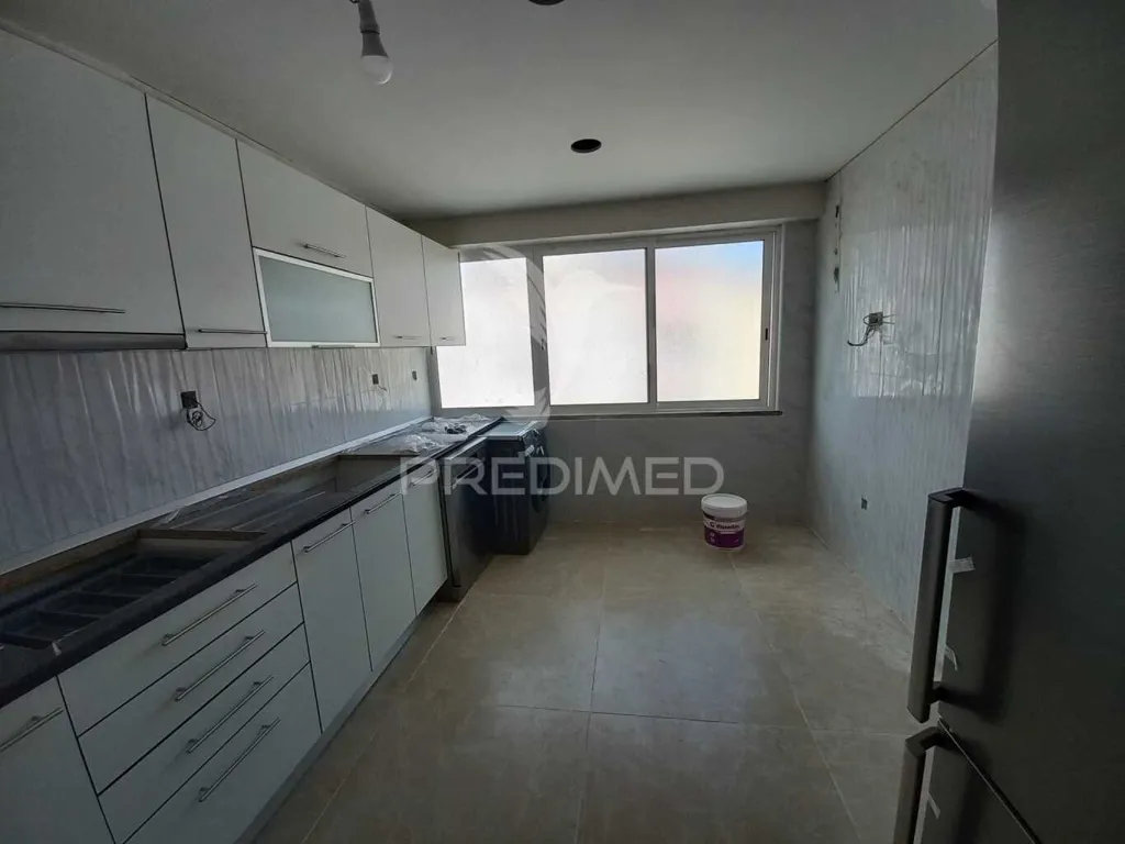 Cuisine - Renovated T2 Apartment with Two Frontages in Carregado