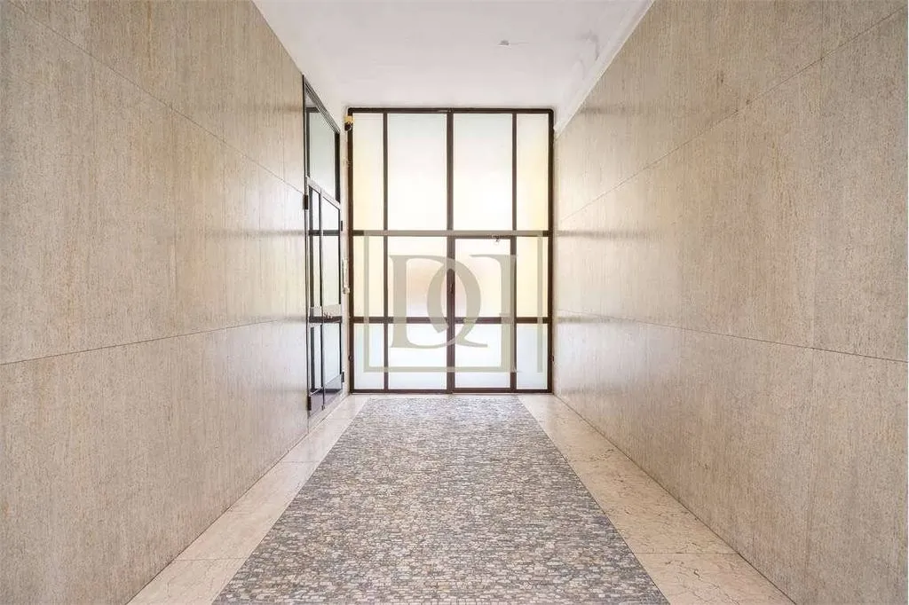 Entrée - Two-Level Office in Central Milan