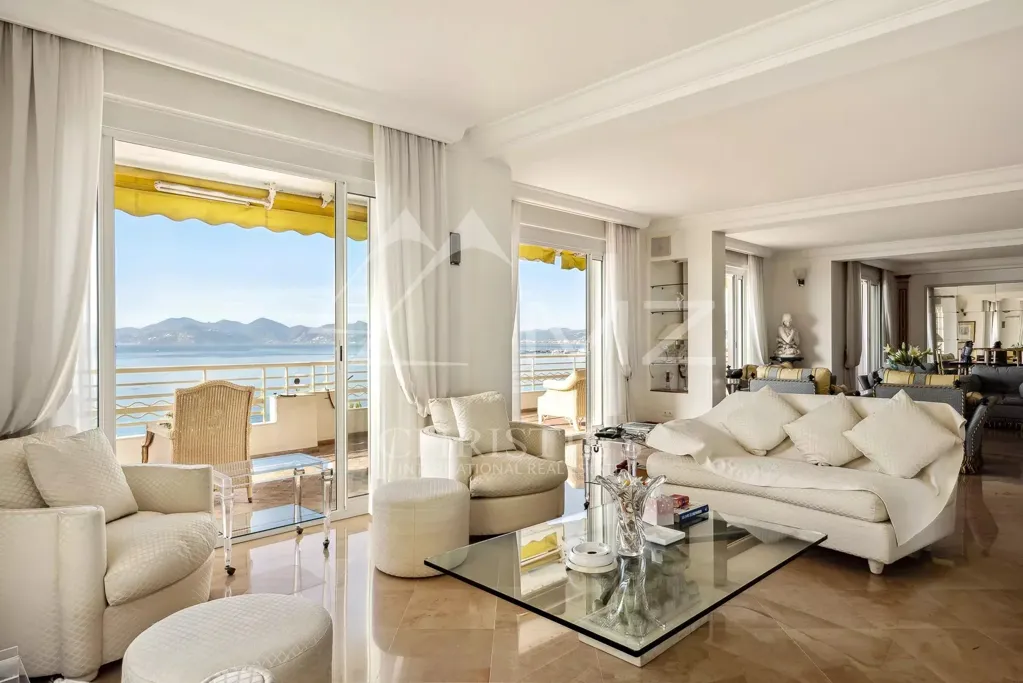 Elutuba - High-Floor Apartment with Panoramic Sea View in Cannes