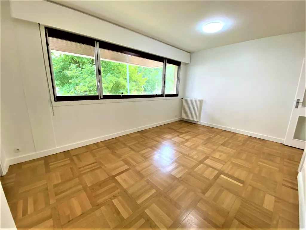 Rooms - Refurbished Apartment with Garden View in Garches