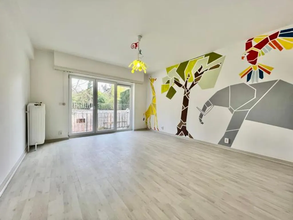 Chambres - Appartement de rez-de-chaussée avec jardin à Stockel
