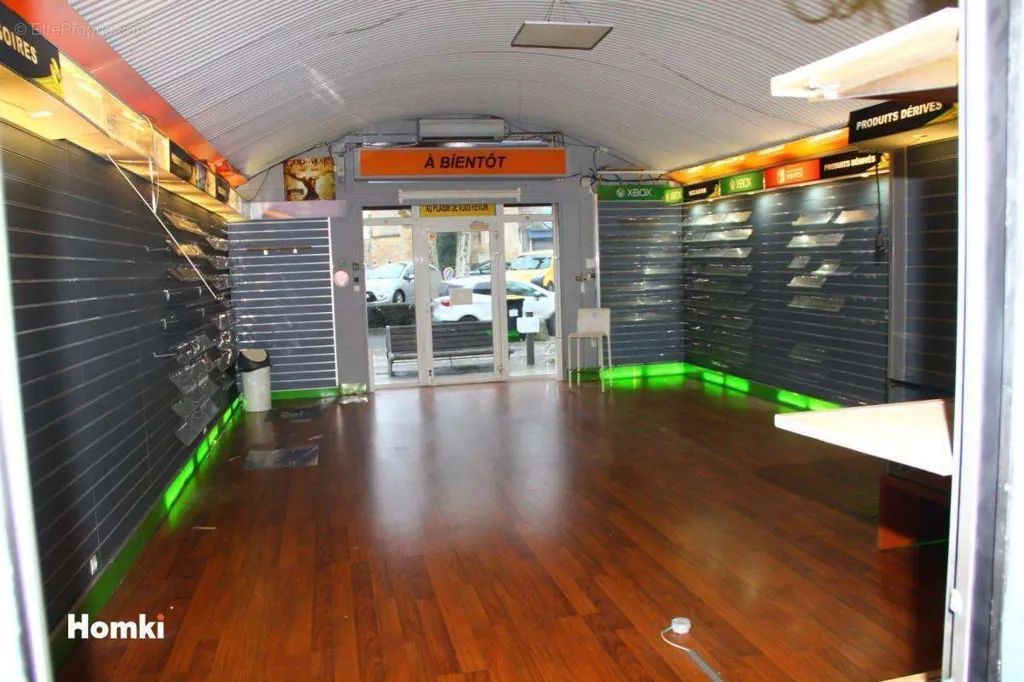 Toad - Commercial Property with Two Entrances in Libourne Centre