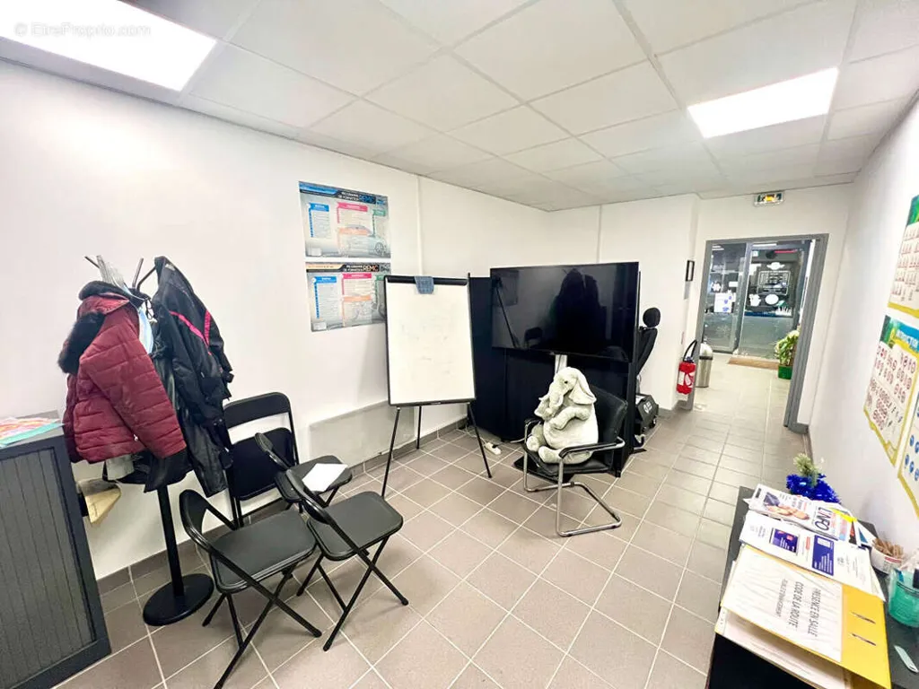 Bureau - Local Commercial avec Parking au Raincy