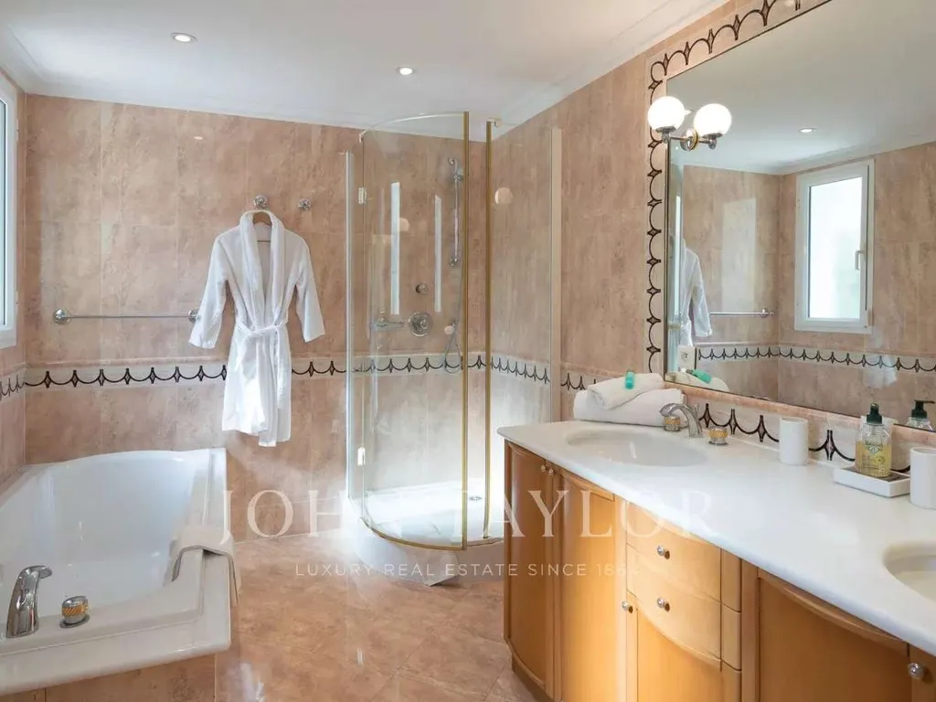 Bathrooms - 1930s Residence with Sea View in Cap d’Antibes