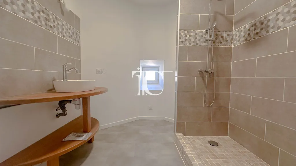 Salles de bain - Maison Rénovée avec Jardin à Proximité des Commodités