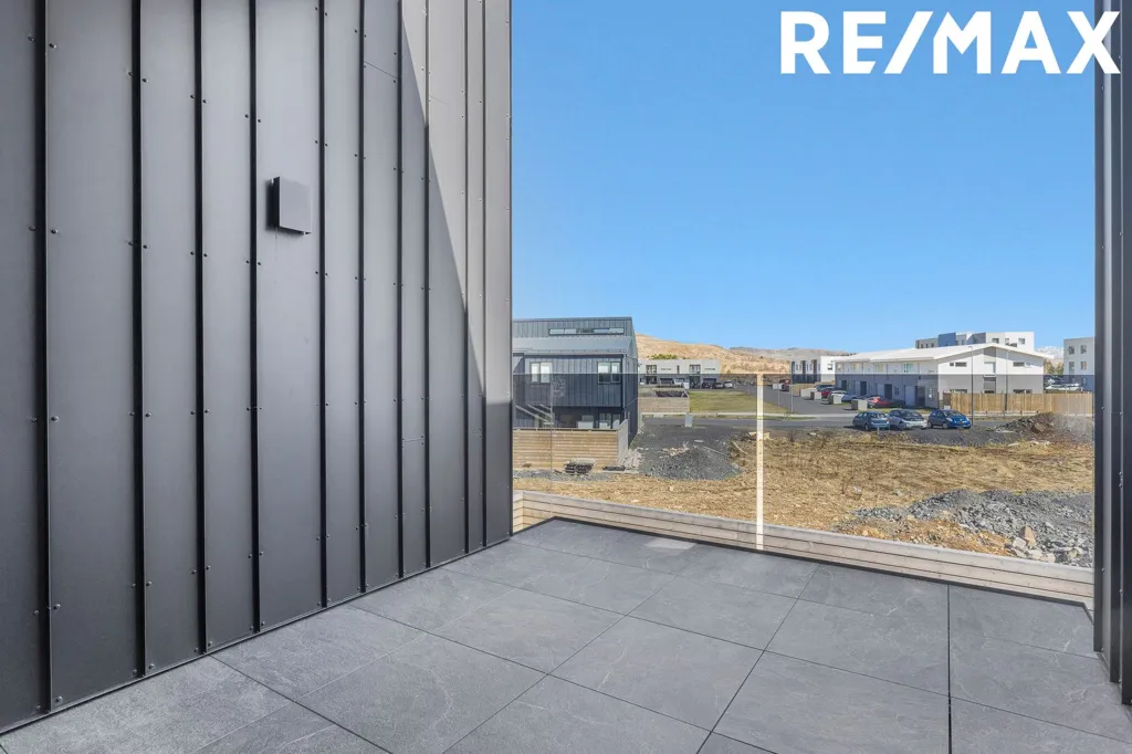 Terrasse - Modern Apartment with Garden in Úlfarsárdal