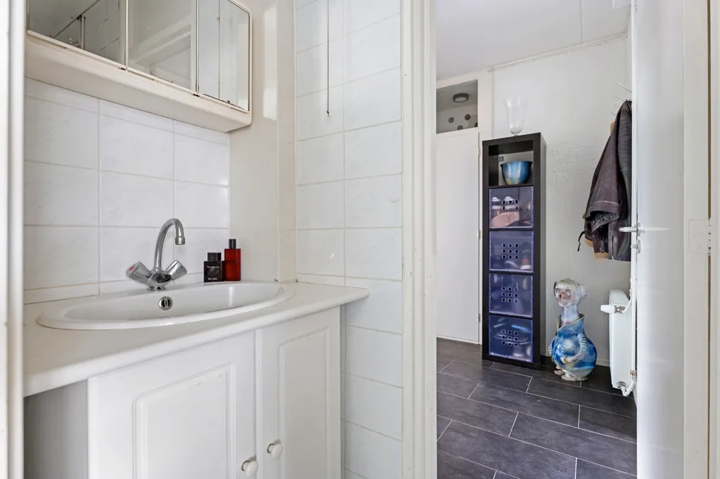 Bathrooms - 3-Bedroom Apartment with Balcony in Assen