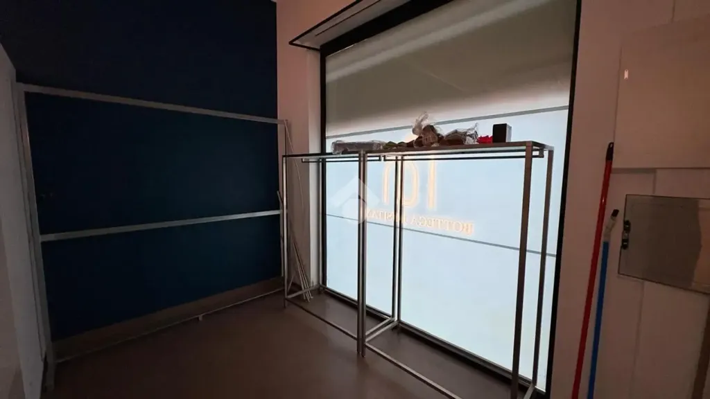 Pièces - Commercial Space with 4 Windows in Castellammare di Stabia