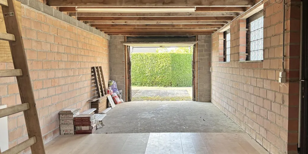 Garage - Maison Rénovée avec Garage à Tiegem