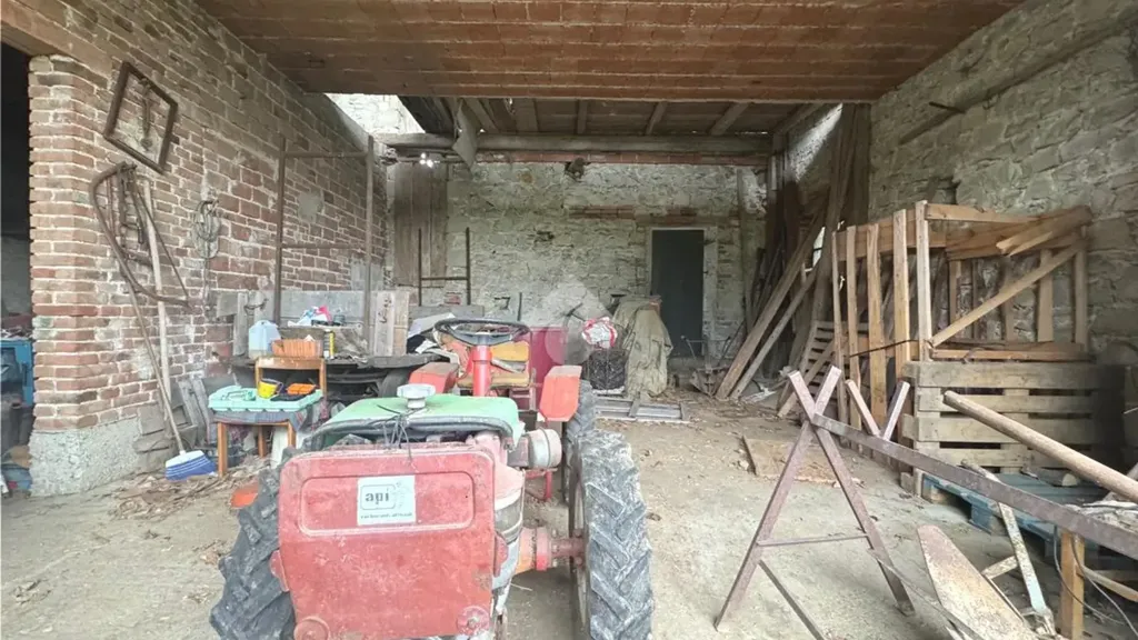 Garage - Rustic Property with Garden in Udine