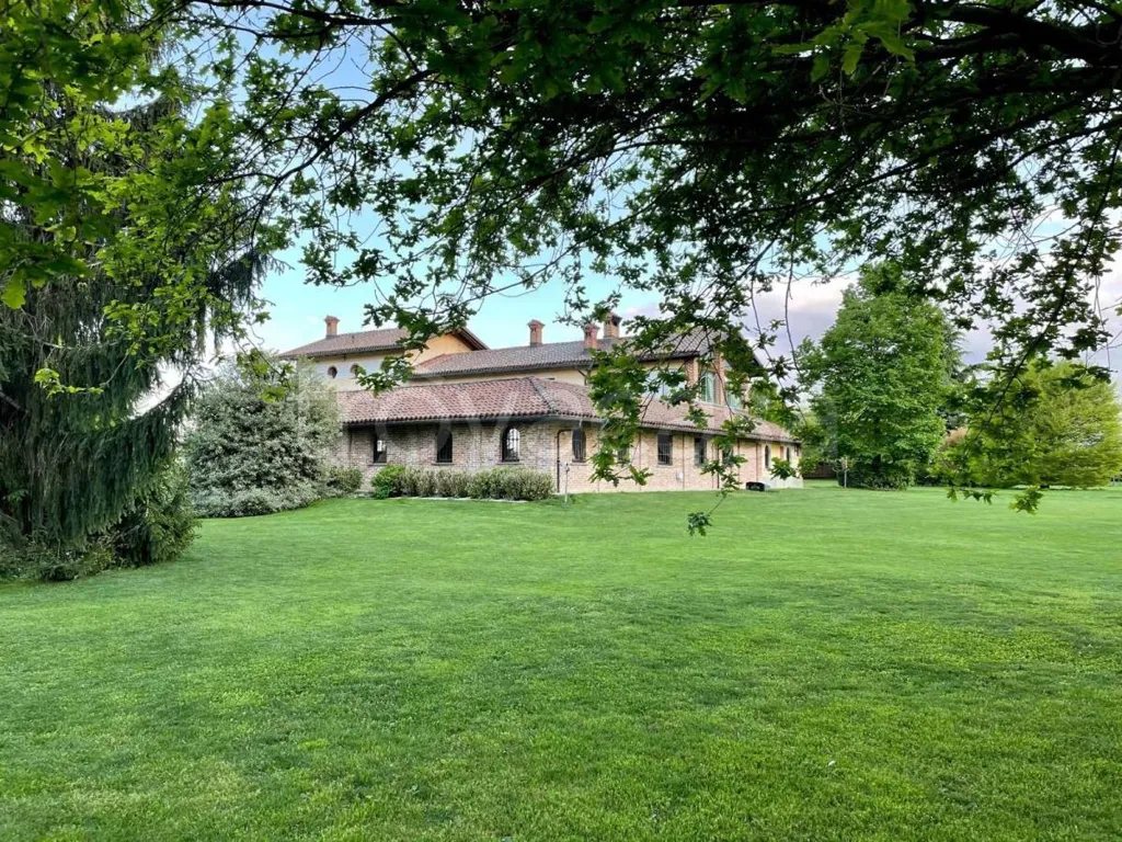 Aed - Historic Villa with Unique Fountain in Cuneo