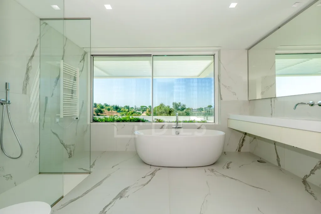 Bathrooms - Contemporary T5 with Pool in Loulé