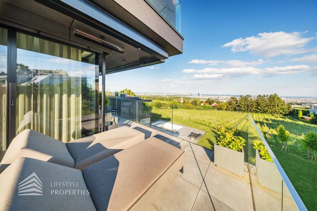Terrasse - 4-Bedroom Apartment with Panoramic Balcony in Vienna