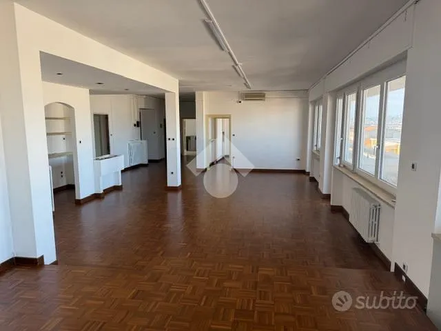 Pièces - 6-Room Apartment with Mountain View in Pescara
