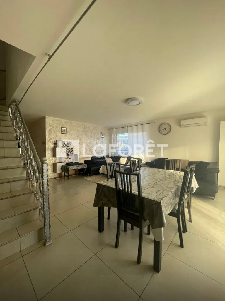 Söögituba - Mixed-Use Property with Garden in Arles
