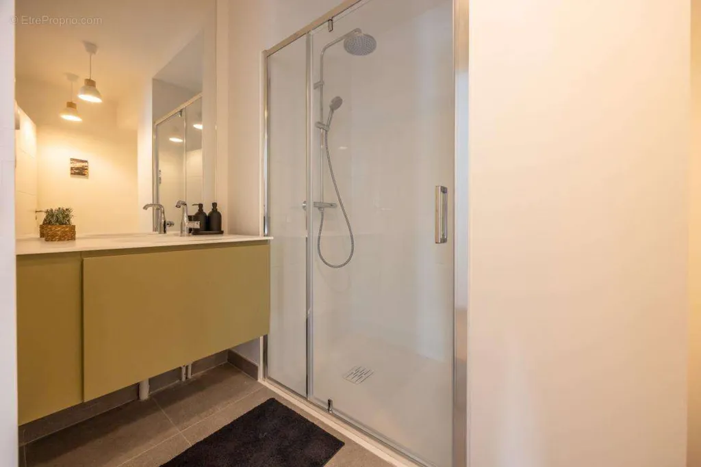 Salles de bain - Triplex Récent avec Rooftop à Paris
