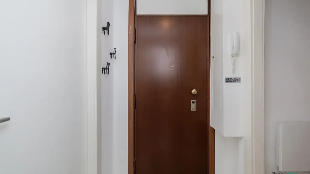 Entrée - Brightly Laid-out Flat with Balcony in Milan