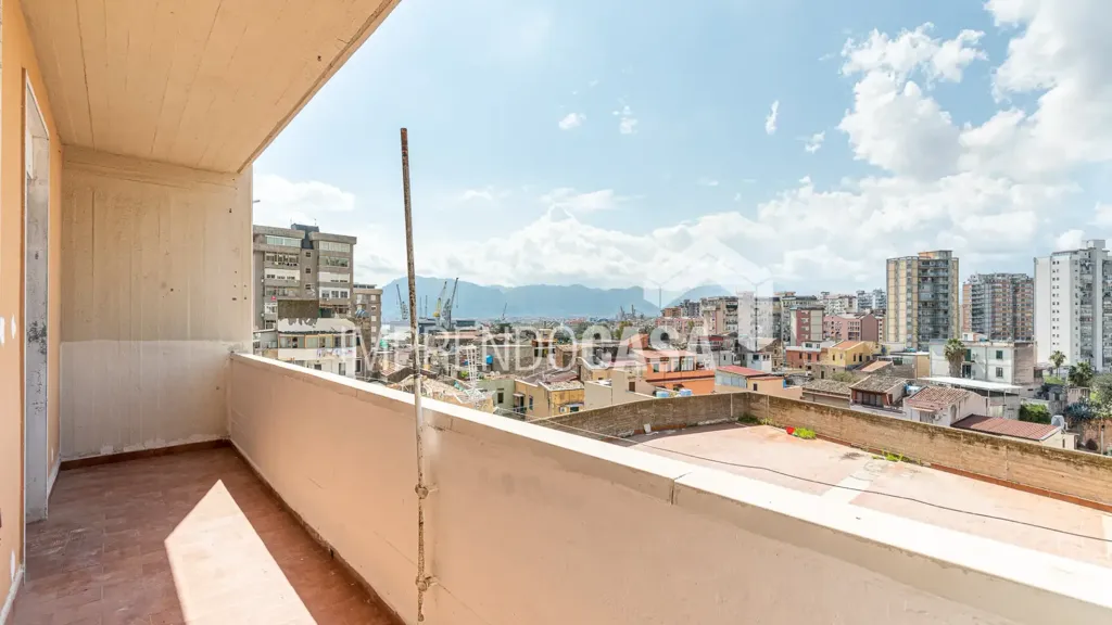 Rõdu - Trilocale with Balcony View in Palermo