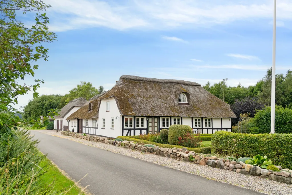 Välivaade - Historic Timber Frame House with Private Forest near Bogense