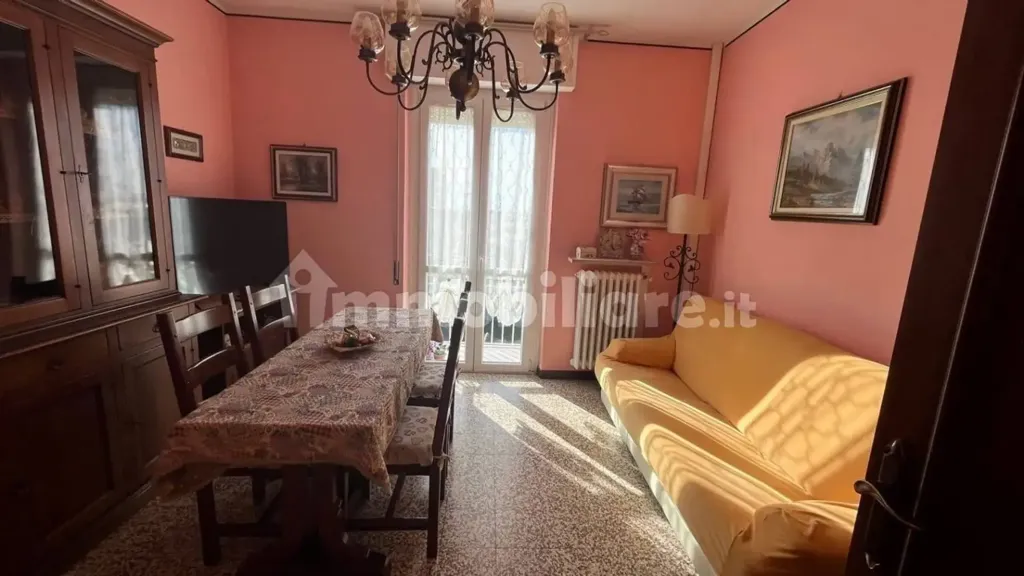 Söögituba - Three-Bedroom Apartment with Central Location in Mede