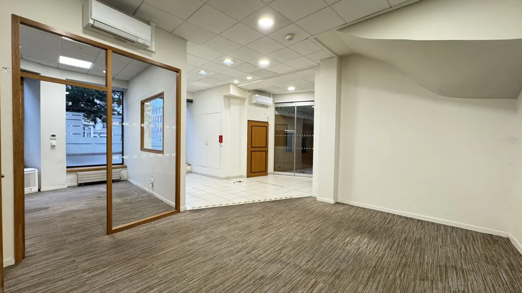 Bureau - Immeuble avec Surface Commerciale à Saint-Étienne