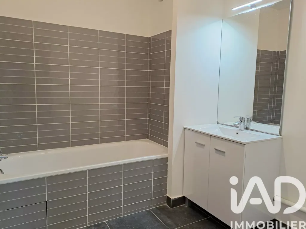Bagni - 3-Bedroom Apartment with Parking in Chantilly Centre