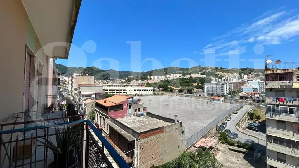 Balcon - Bright Apartment with Balcony in Messina