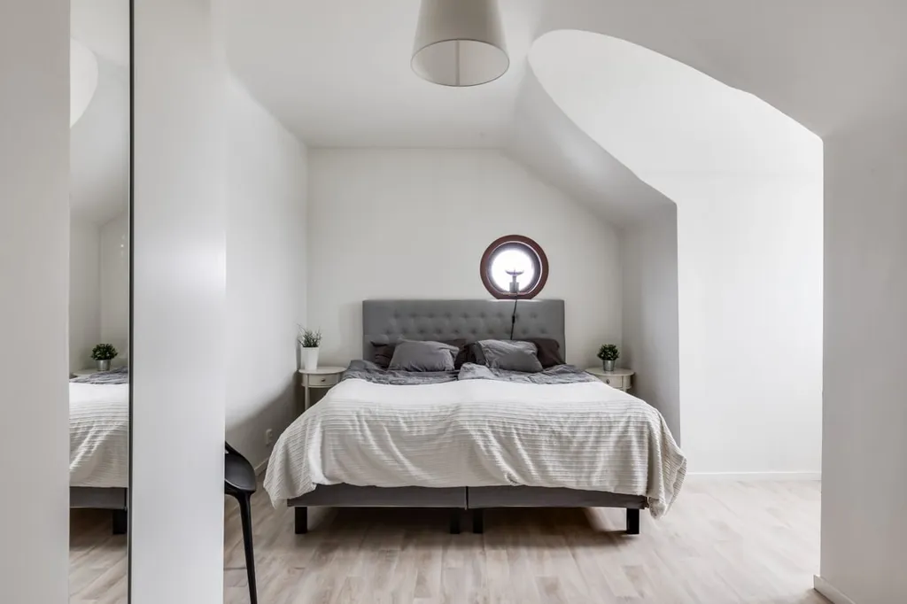 Bedrooms - Charming Two-Bedroom Flat with Balcony in Central North