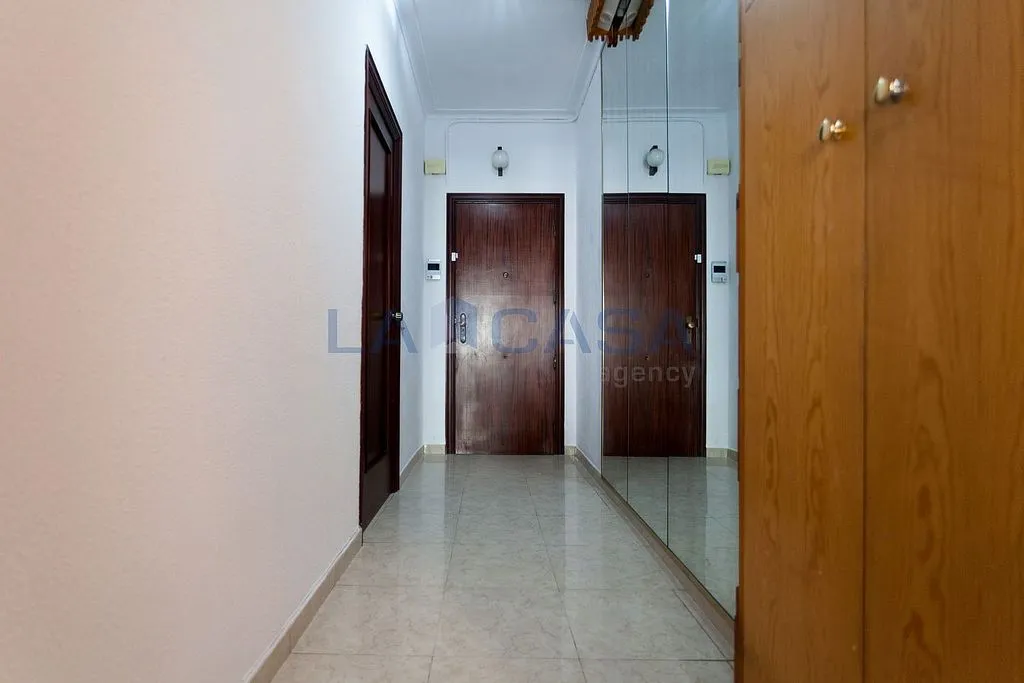 Esik - Flat with Balcony in Camp del Arpa, Barcelona