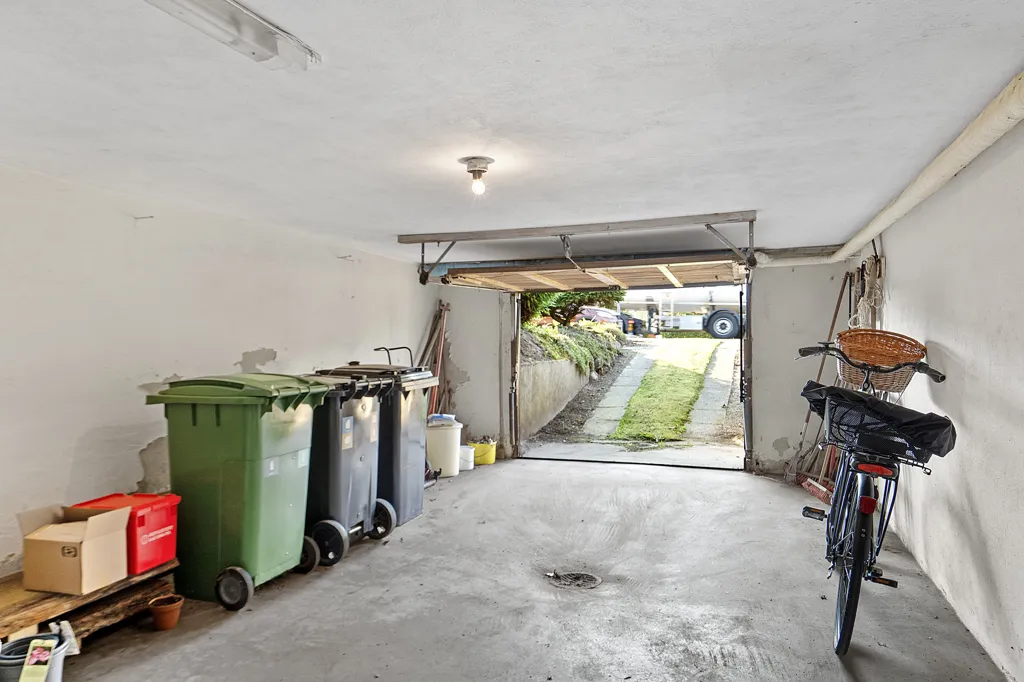 Garage - Charming Villa with Garden in Vinderup Centre