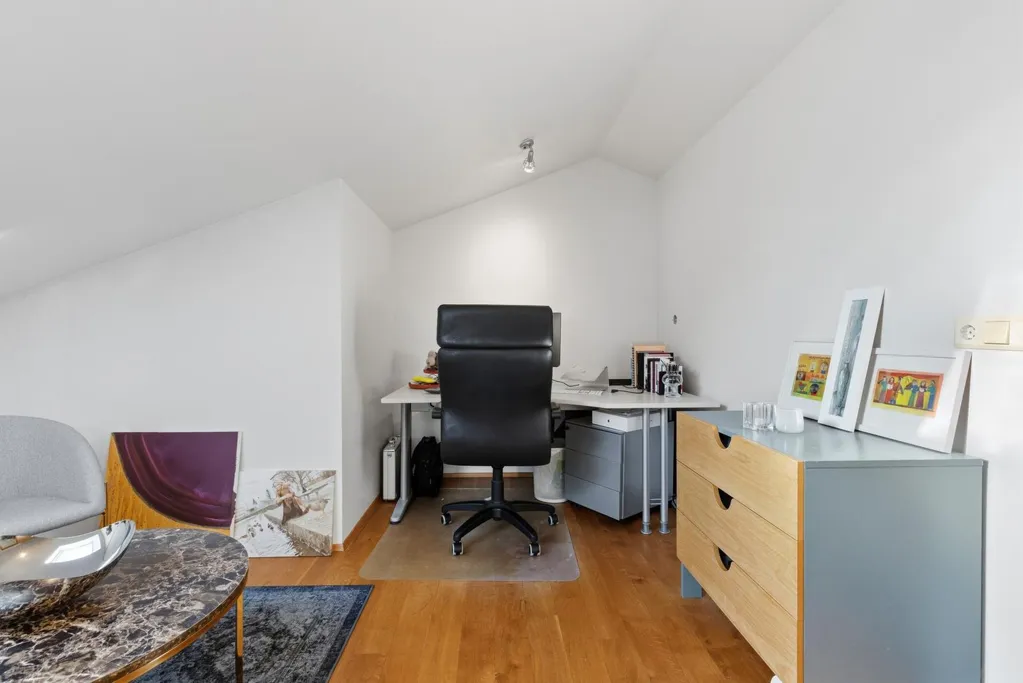 Kabinet - Three-Storey Apartment with Sea View in Hafnarfjörður