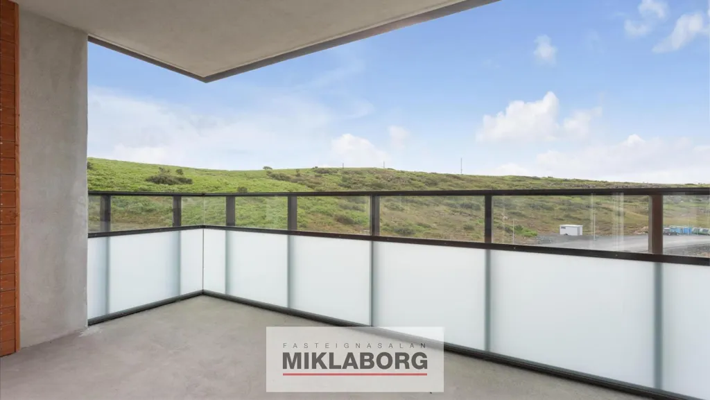 Balcon - Five-Storey Apartment with Balcony in Hafnarfjörður