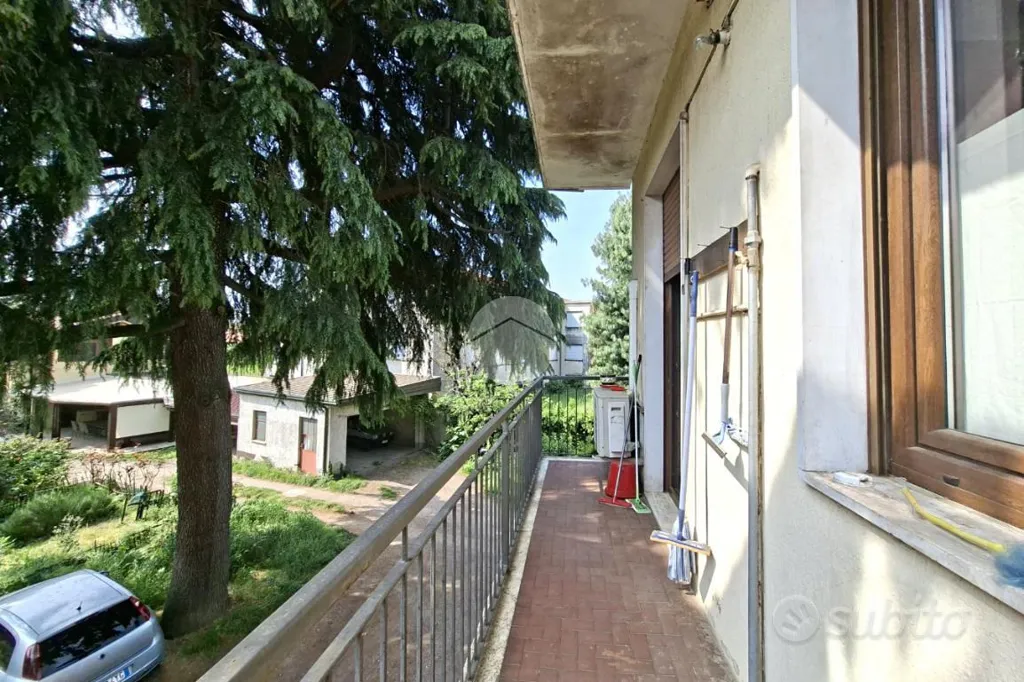 Rõdu - Villa Apartment with Balcony in Sedriano