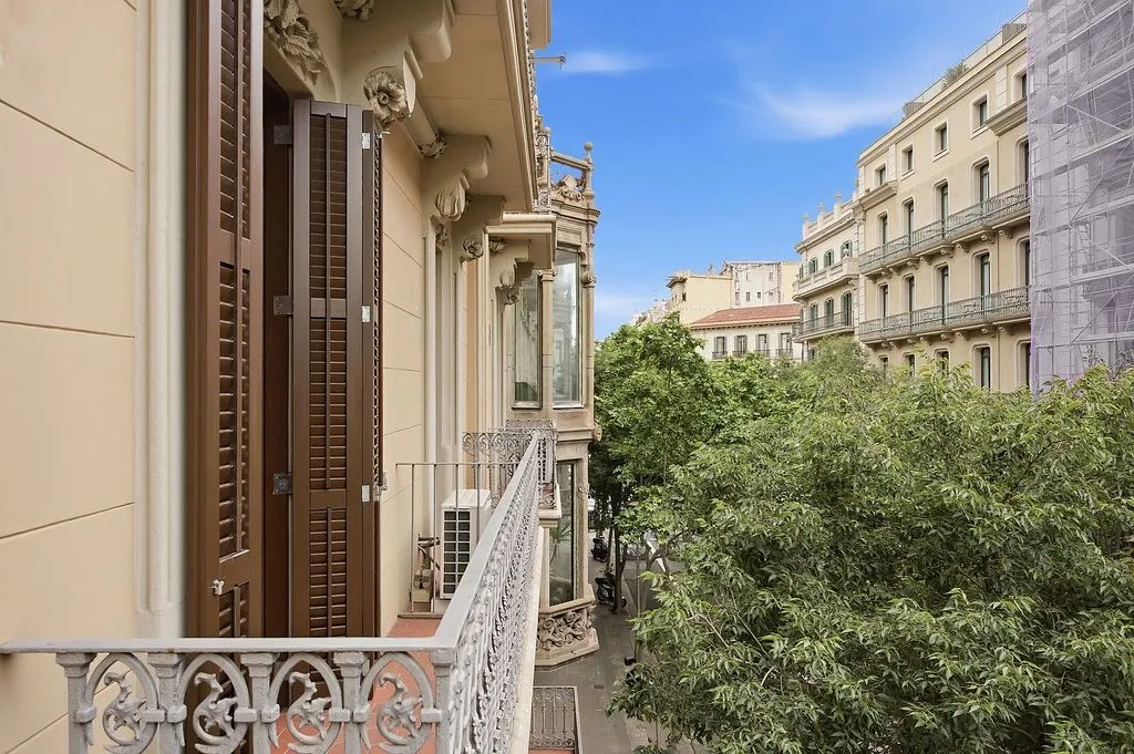 Balcon - Refurbished Flat in Modernist Building, Barcelona