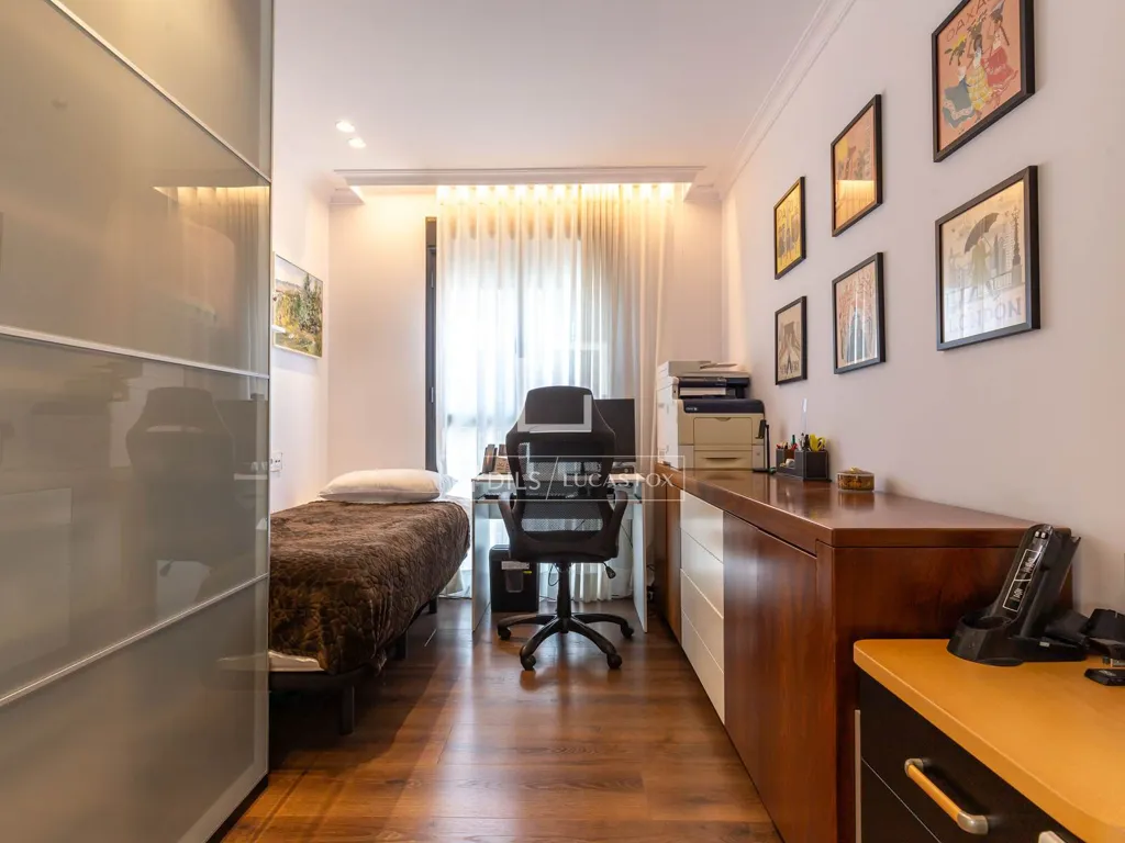 Bureau - Modern Apartment with Terrace in Sant Just Desvern