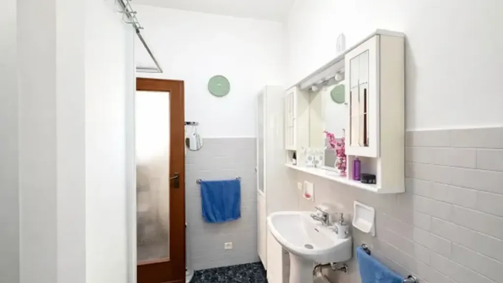 Salles de bain - Bright Apartment with Balcony in Alessandria