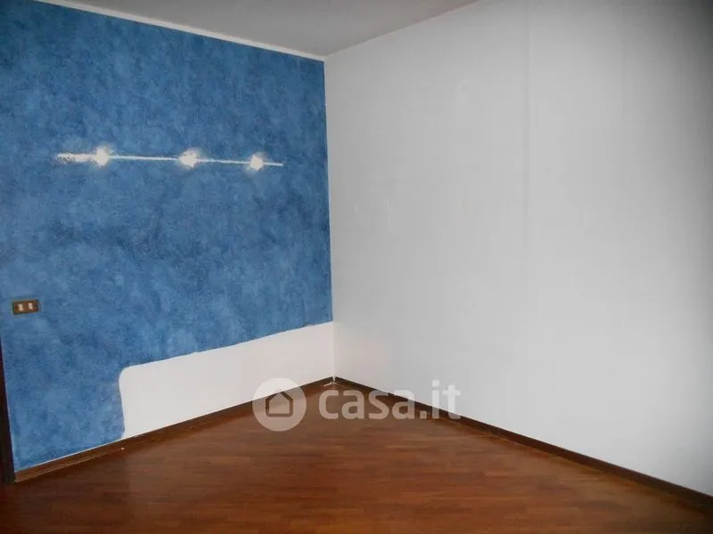 Pièces - 4-Bedroom Apartment with Balcony in Novara