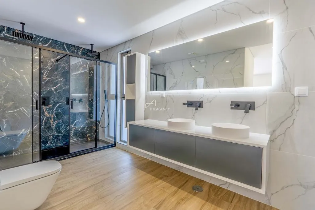 Salles de bain - Contemporary Flat with Balcony in Almancil