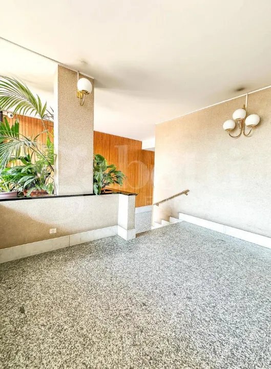 Entrée - Fully Rented Flat with Double Aspect in Milan