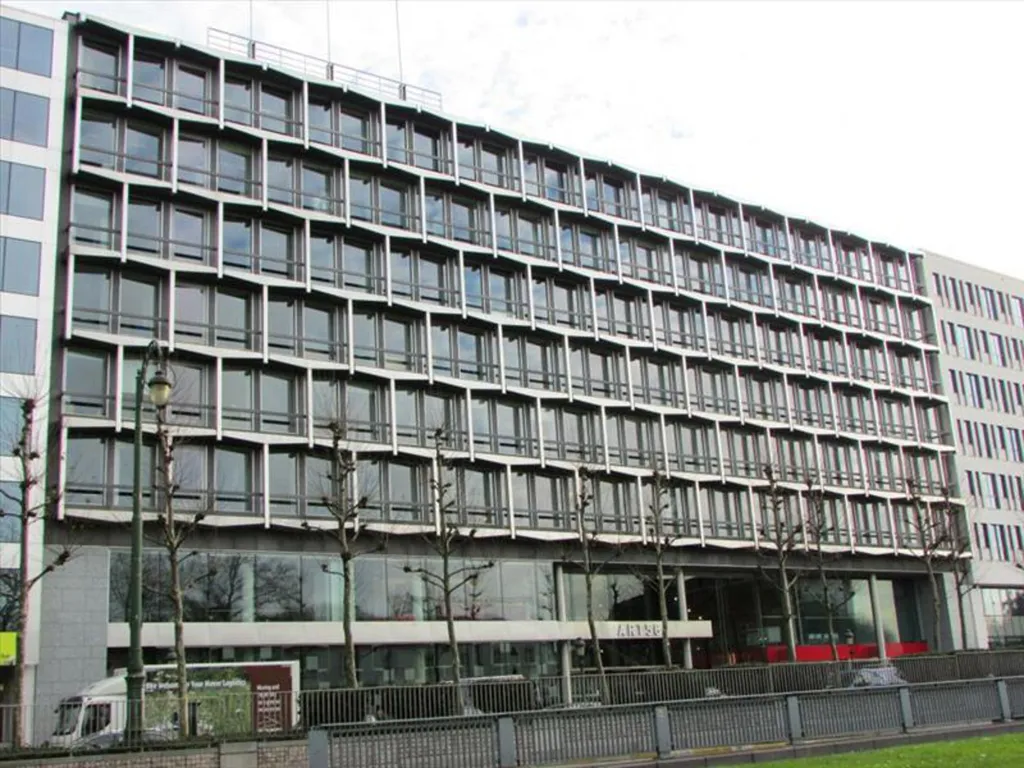 Välivaade - Light-Filled Office Building in Brussels Centre