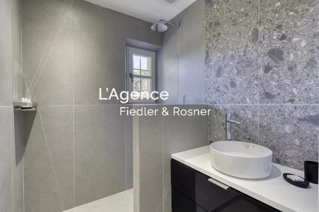 Salles de bain - Villa Rénovée avec Piscine Chauffée à Ramatuelle