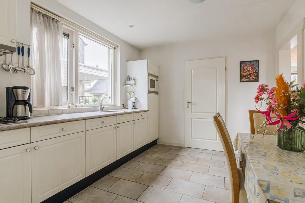 Cuisine - Two-Storey House with Pergola in Loosbroek