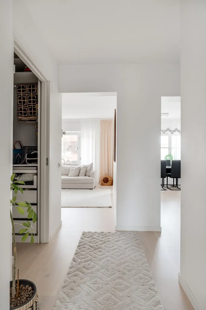 Entrée - Renovated 3-Bedroom with Balcony in Southeast