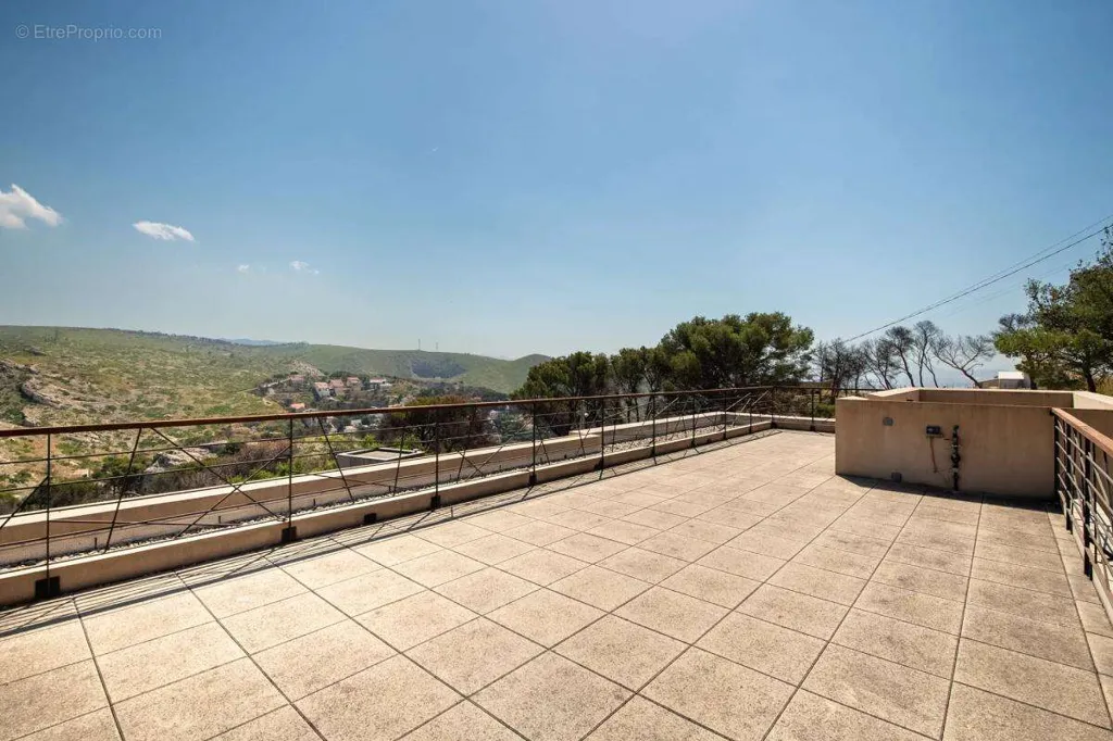 Terrasse - Maison Contemporaine avec Piscine à Marseille