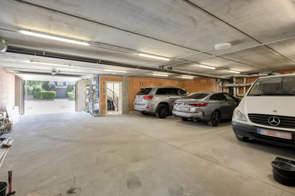 Garage - Nouveau Triplex avec Terrasse et Jardin à Wemmel